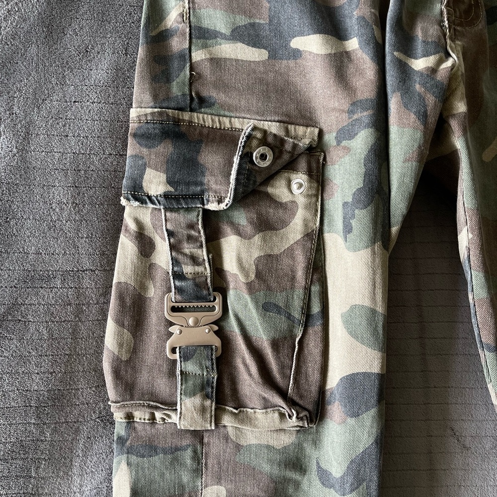 Men’s Skinny Camouflage Cargo Pants - Picture 3 of 5